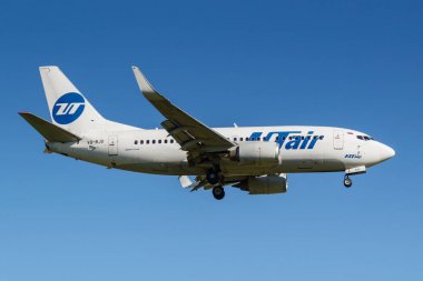 Moskova, Rusya - 19 Mayıs 2019: Uçak Boeing 737-524(WL) Vq-Bju Utair Havacılık iniş Vnukovo uluslararası havaalanında Moskova'da mavi gökyüzü arka plan güneşli bir günde