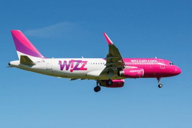Moskova, Rusya - 19 Mayıs 2019: Air Airbus A320-232(Wl) Ha-Lyn Wizz Air havayolu uçağı Moskova'daki Vnukovo uluslararası havaalanına güneşli bir günde mavi gökyüzü arka plan üzerinde iniş
