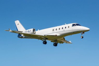 Moskova, Rusya - 19 Mayıs 2019: Uçak Gulfstream G150 T7-Glt güneşli bir günde mavi gökyüzü arka plan üzerinde Moskova'da Vnukovo uluslararası havaalanına iniş