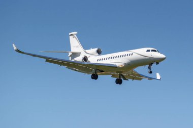 Moskova, Rusya - 19 Mayıs 2019: Uçak Dassault Falcon 8x T7-Sgs güneşli bir günde mavi gökyüzü arka plan üzerinde Moskova'da Vnukovo uluslararası havaalanına iniş