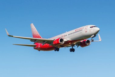 Moskova, Rusya - 19 Mayıs 2019: Rossiya'nın Boeing 737-8q8(WL) Vq-Bpx uçağı - Rus Hava Yolları güneşli bir günde mavi gökyüzü arka plan üzerinde Moskova'daki Vnukovo uluslararası havaalanına iniş yaptı