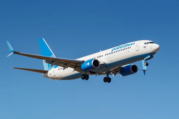 Moscú, Rusia - 03 de abril de 2019: Avión Boeing 737-8AL (WL) VP-BPX de la aerolínea Pobeda que aterriza contra el cielo azul en el aeropuerto internacional de Vnukovo en Moscú en un día soleado — Foto de Stock