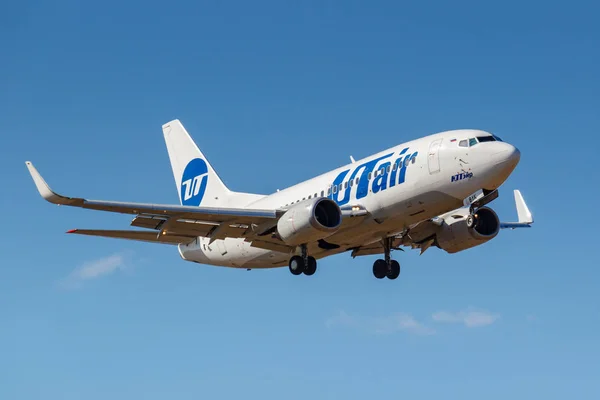 Moscú, Rusia - 03 de abril de 2019: Avión Boeing 737-524 (WL) VP-BYK de UTair Aviation va a aterrizar contra el cielo azul en el aeropuerto internacional de Vnukovo en Moscú en el día soleado — Foto de Stock