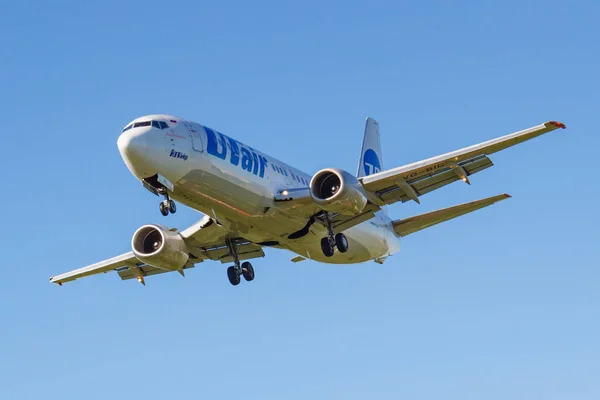 Moscú, Rusia - 19 de mayo de 2019: Avión Boeing 737-45S VQ-BIG de UTair Aviación aterrizando en el aeropuerto internacional de Vnukovo en Moscú sobre un fondo de cielo azul en un día soleado — Foto de Stock