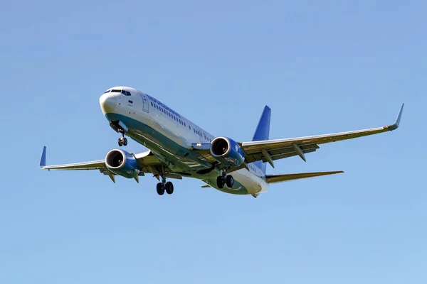 Moscú, Rusia - 19 de mayo de 2019: Avión Boeing 737-8LJ (WL) VQ-BWH de la aerolínea Pobeda aterriza en el aeropuerto internacional de Vnukovo en Moscú sobre un fondo de cielo azul en un día soleado — Foto de Stock