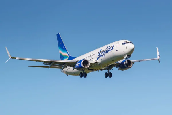 Moscú, Rusia - 19 de mayo de 2019: Avión Boeing 737-86N (WL) VP-BVE de Yakutia Airlines aterriza en el aeropuerto internacional de Vnukovo en Moscú sobre un fondo de cielo azul en un día soleado — Foto de Stock