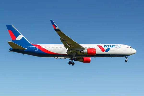 Moscow, Russia - May 19, 2019: Aircraft Boeing 767-3Y0(ER)(WL) VP-BUX of Azur Air airline landing at Vnukovo international airport in Moscow on a blue sky background at sunny day — Stock Photo, Image