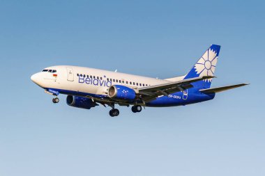 Moskova, Rusya - 20 Haziran 2019: Uçak Boeing 737-524 Ew-253pa Belavia havayolu iniş Domodedovo uluslararası havaalanında Moskova'da güneşli bir akşam mavi gökyüzü arka plan üzerinde