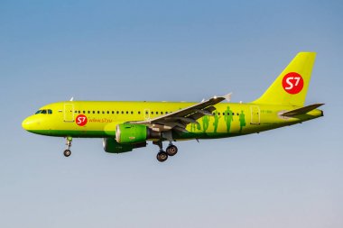 Moskova, Rusya - 20 Haziran 2019: S7 Sibirya Havayolları'ndan Airbus A319-114 Vp-Bhi, Moskova'daki Domodedovo uluslararası havaalanına güneşli bir akşamda mavi gökyüzü arka planında iniş yaptı