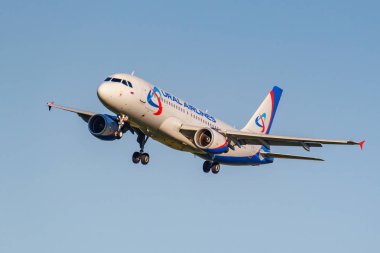 Moskova, Rusya - 20 Haziran 2019: Ural Havayolları'na ait Airbus A320-214 Vq-Bci uçağı, güneşli bir akşamda moskova'daki Domodedovo uluslararası havaalanına iniş yaptı