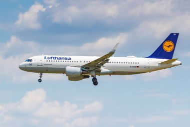 Moskova, Rusya - 21 Haziran 2019: Lufthansa havayolu uçağı Airbus A320-214(WL) D-Aiub, güneşli bir günde bulutlu mavi gökyüzü arka plan üzerinde Moskova'daki Domodedovo uluslararası havaalanına iniş yaptı