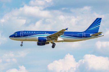 Moskova, Rusya - 21 Haziran 2019: Azal Azerbaycan Havayolları'na ait Airbus A320-214 4k-Az79 uçağı, güneşli bir günde bulutlu bir gökyüzü arka plan üzerinde Moskova'daki Domodedovo uluslararası havaalanına iniş yaptı