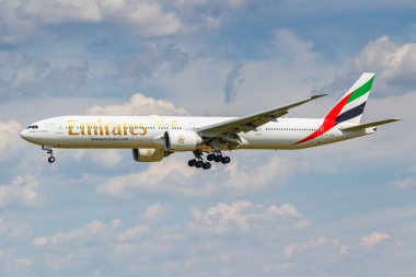 Moskova, Rusya - 21 Haziran 2019: Uçak Boeing 777-31h(Er) A6-Eqb Emirates havayolu iniş Moskova'da Domodedovo uluslararası havaalanına güneşli bir günde bulutlu mavi gökyüzü arka plan üzerinde