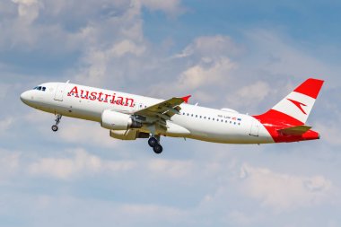 Moskova, Rusya - 21 Haziran 2019: Avusturya Havayolları'na ait Airbus A320-214 Oe-Lbp, güneşli bir günde bulutlu mavi gökyüzü arka plan üzerinde Moskova'daki Domodedovo uluslararası havaalanına iniş yaptı