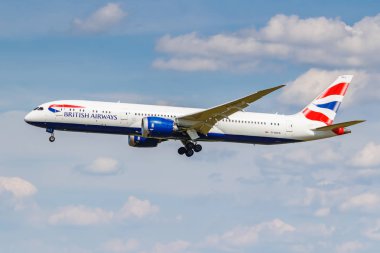 Moskova, Rusya - 21 Haziran 2019: British Airways'in Boeing 787-9 Dreamliner G-Zbks uçağı, güneşli bir günde bulutlu mavi gökyüzü arka plan üzerinde Moskova'daki Domodedovo uluslararası havaalanına iniş yaptı