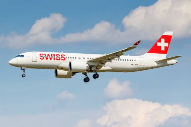 Moskova, Rusya - 21 Haziran 2019: Uçak Bombardier Cseries Cs300 Hb-Jck İsviçre havayolu iniş Domodedovo uluslararası havaalanına Moskova'da bulutlu bir mavi gökyüzü arka plan güneşli bir günde