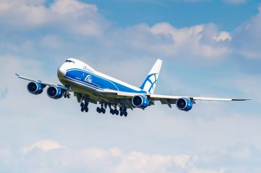 Moskova, Rusya - 21 Haziran 2019: Airbridgecargo havayolu uçağı Boeing 747-8hvf Vq-Bgz, güneşli bir günde bulutlu mavi gökyüzü arka plan üzerinde Moskova'daki Domodedovo uluslararası havaalanına iniş yaptı