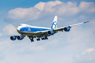 Moskova, Rusya - 21 Haziran 2019: Airbridgecargo havayolu uçağı Boeing 747-8hvf Vq-Bgz, güneşli bir günde bulutlu mavi gökyüzü arka plan üzerinde Moskova'daki Domodedovo uluslararası havaalanına iniş yaptı