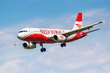 Moskova, Rusya - 21 Haziran 2019: Uçak Airbus A320-232 Vp-Bwy Red Wings havayolu moskova Domodedovo uluslararası havaalanına iniş güneşli bir günde bulutlu mavi gökyüzü arka plan üzerinde