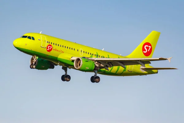 Moscow, Russia - June 20, 2019: Aircraft Airbus A319-114 VP-BHI of S7 Siberia Airlines landing at Domodedovo international airport in Moscow on a blue sky background at sunny evening — Stock Photo, Image