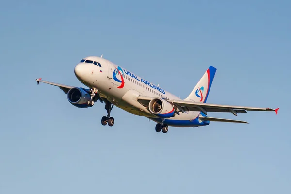 Moscow, Russia - June 20, 2019: Aircraft Airbus A320-214 VQ-BCI of Ural Airlines landing at Domodedovo international airport in Moscow on a blue sky background at sunny evening — Stock Photo, Image