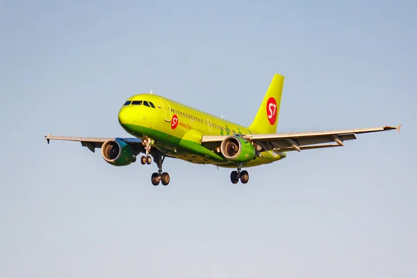 Moscow, Russia - June 20, 2019: Aircraft Airbus A319-114 VP-BTW of S7 Siberia Airlines landing at Domodedovo international airport in Moscow on a blue sky background at sunny evening — Stock Photo, Image