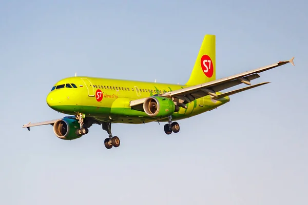 Moscow, Russia - June 20, 2019: Aircraft Airbus A319-114 VP-BTW of S7 Siberia Airlines landing at Domodedovo international airport in Moscow on a blue sky background at sunny evening — Stock Photo, Image