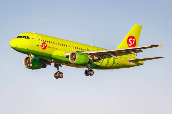 Moscow, Russia - June 20, 2019: Aircraft Airbus A319-114 VP-BTW of S7 Siberia Airlines landing at Domodedovo international airport in Moscow on a blue sky background at sunny evening — Stock Photo, Image