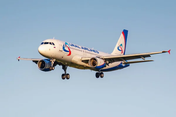 Moscow, Russia - June 20, 2019: Aircraft Airbus A320-214 VP-BMW of Ural Airlines landing at Domodedovo international airport in Moscow on a blue sky background at sunny evening — Stock Photo, Image