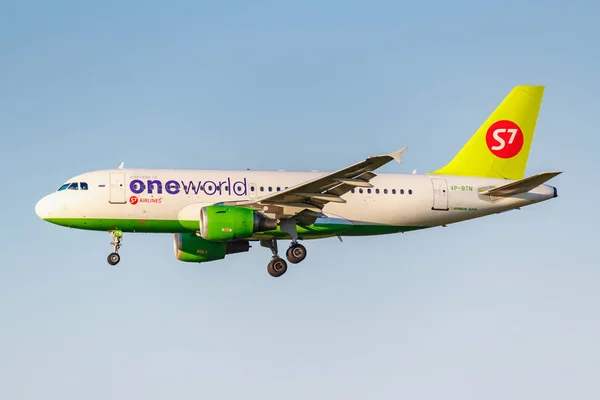 Moscow, Russia - June 20, 2019: Aircraft Airbus A319-114 VP-BTN Oneworld Livery of S7 Siberia Airlines landing at Domodedovo international airport in Moscow on a blue sky background at sunny evening — Stock Photo, Image