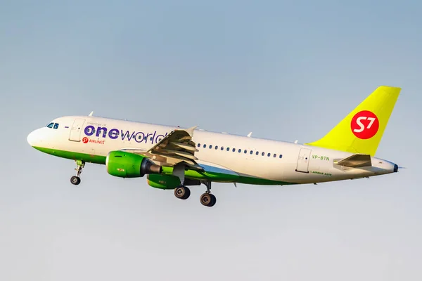 Moscow, Russia - June 20, 2019: Aircraft Airbus A319-114 VP-BTN Oneworld Livery of S7 Siberia Airlines landing at Domodedovo international airport in Moscow on a blue sky background at sunny evening — Stock Photo, Image