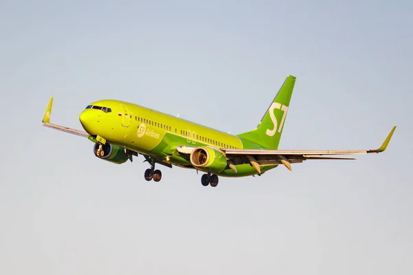 Moscow, Russia - June 20, 2019: Aircraft Boeing 737-83N(WL) VP-BQD of S7 Siberia Airlines landing at Domodedovo international airport in Moscow on a blue sky background at sunny evening — Stock Photo, Image