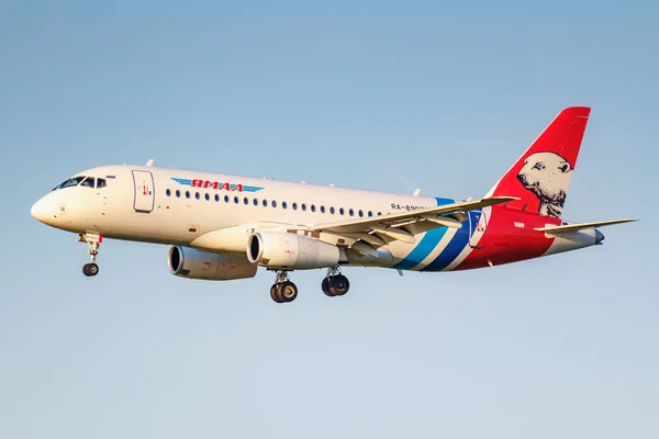 Moscú, Rusia - 20 de junio de 2019: Aeronaves Sukhoi Superjet 100-95LR RA-89072 de Yamal Airlines aterrizan en el aeropuerto internacional de Domodedovo en Moscú sobre un fondo de cielo azul en la tarde soleada — Foto de Stock