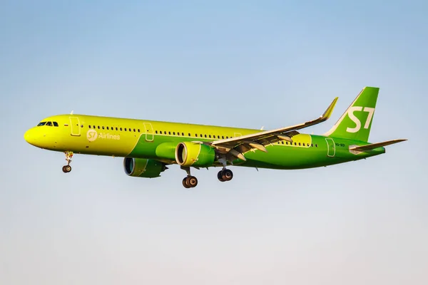 Moscow, Russia - June 20, 2019: Aircraft Airbus A321-271N VQ-BDI of S7 Siberia Airlines landing at Domodedovo international airport in Moscow on a blue sky background at sunny evening — Stock Photo, Image