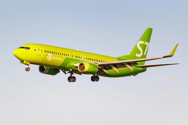 Moscow, Russia - June 20, 2019: Aircraft Boeing 737-83N(WL) VP-BQD of S7 Siberia Airlines landing at Domodedovo international airport in Moscow on a blue sky background at sunny evening — Stock Photo, Image