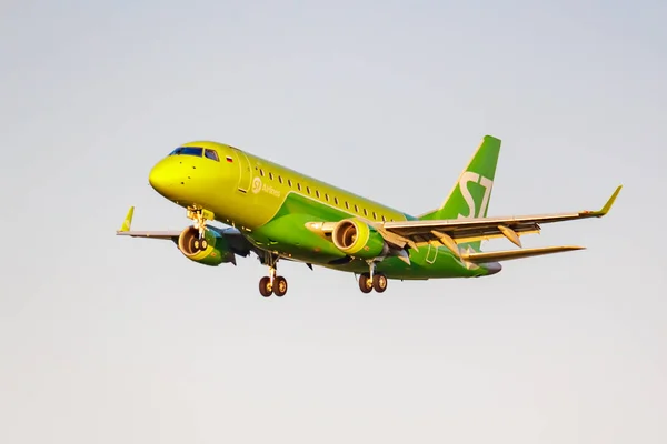 Moscú, Rusia - 20 de junio de 2019: Avión Embraer ERJ-170SU VQ-BYF de S7 Siberia Airlines aterriza en el aeropuerto internacional de Domodedovo en Moscú sobre un fondo de cielo azul en la tarde soleada — Foto de Stock