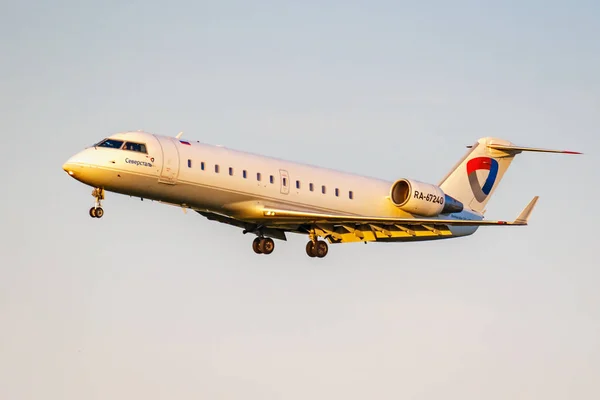 Moscú, Rusia - 20 de junio de 2019: Avión Bombardier CRJ-200ER RA-67240 de Severstal Aerolínea aterrizando en el aeropuerto internacional de Domodedovo en Moscú sobre un fondo de cielo azul en la tarde soleada — Foto de Stock