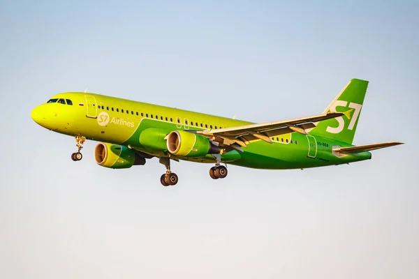 Moscow, Russia - June 20, 2019: Aircraft Airbus A320-214 VQ-BOA of S7 Siberia Airlines landing at Domodedovo international airport in Moscow on a blue sky background at sunny evening — Stock Photo, Image