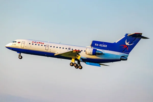 Moscú, Rusia - 20 de junio de 2019: Avión Yakovlev Yak-42D RA-42368 de la aerolínea Izhavia aterriza en el aeropuerto internacional de Domodedovo en Moscú sobre un fondo de cielo azul en la tarde soleada — Foto de Stock