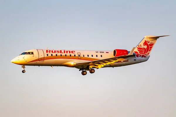 Moscow, Russia - June 20, 2019: Aircraft Bombardier CRJ-100ER VP-BNK of Rusline airline landing at Domodedovo international airport in Moscow on a blue sky background at sunny evening — Stock Photo, Image
