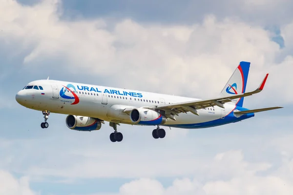 Moskova, Rusya - 21 Haziran 2019: Uçak Airbus A321-231(WL) Vp-Bsw Ural Airlines Vp-Bsw Moskova'da Domodedovo uluslararası havaalanına güneşli bir günde bulutlu mavi gökyüzü arka plan iniş