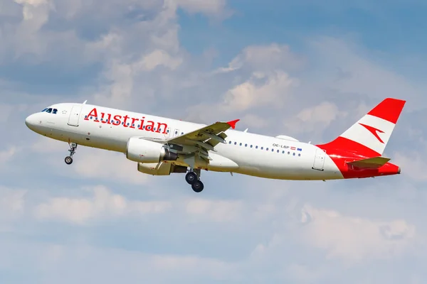 Moscow, Russia - June 21, 2019: Aircraft Airbus A320-214 OE-LBP of Austrian Airlines landing at Domodedovo international airport in Moscow on a cloudy blue sky background at sunny day — Stock Photo, Image