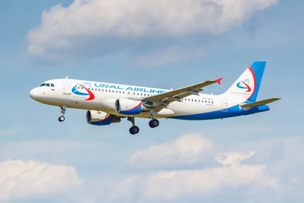 Moscow, Russia - June 21, 2019: Aircraft Airbus A320-214 VQ-BCZ of Ural Airlines landing at Domodedovo international airport in Moscow on a cloudy blue sky background at sunny day — Stock Photo, Image