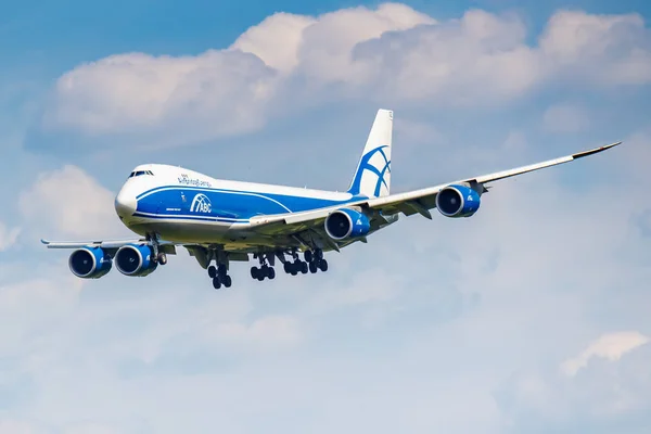 Moscú, Rusia - 21 de junio de 2019: Avión Boeing 747-8HVF VQ-BGZ de AirBridgeAerolínea de carga que aterriza en el aeropuerto internacional de Domodedovo en Moscú sobre un fondo de cielo azul nublado en un día soleado — Foto de Stock