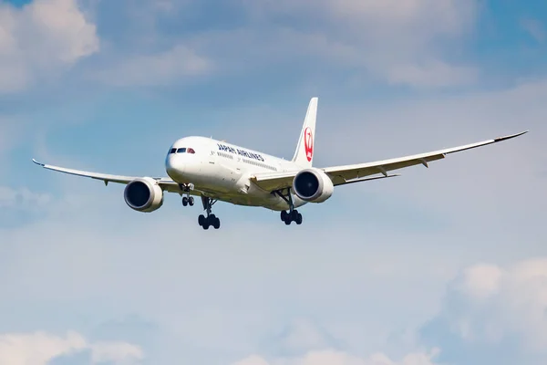 Moskva, Ryssland-21 juni 2019: flygplan Boeing 787-8 Dreamliner Ja842j av Japan Airlines landar på Domodedovo International Airport i Moskva på en molnig blå himmel bakgrund på Sunny Day — Stockfoto