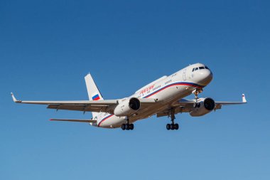 Moskova, Rusya-Nisan 03, 2019: uçak Tupolev Tu-214vpu ra-64517 Rossiya-özel uçuş dekolmanı güneşli bir günde Moskova 'da Vnukovo Uluslararası Havaalanı mavi gökyüzüne karşı iniş için gidiyor