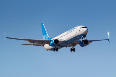 Moskova, Rusya-Nisan 03, 2019: uçak Boeing 737-8AL (WL) Pobeda havayolu VP-bps güneşli bir günde Moskova 'da Vnukovo Uluslararası Havaalanında Blue Sky karşı iniş için gidiyor