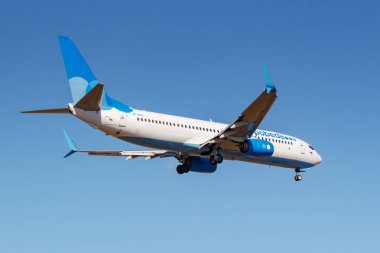 Moskova, Rusya-Nisan 03, 2019: uçak Boeing 737-8AL (WL) Pobeda havayolu VP-bps güneşli bir günde Moskova 'da Vnukovo Uluslararası Havaalanında Blue Sky karşı iniş için gidiyor