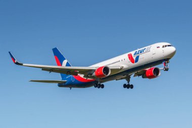 Moskova, Rusya - 19 Mayıs 2019: Uçak Boeing 767-3y0(Er)(Wl) Vp-Bux Azur Air havayolu moskova Vnukovo uluslararası havaalanına iniş güneşli bir günde mavi gökyüzü arka plan üzerinde