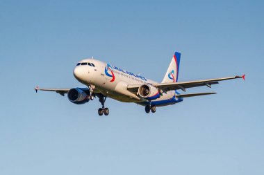 Moskova, Rusya - 20 Haziran 2019: Ural Havayolları'na ait Airbus A320-214 Vq-Bci uçağı, güneşli bir akşamda moskova'daki Domodedovo uluslararası havaalanına iniş yaptı